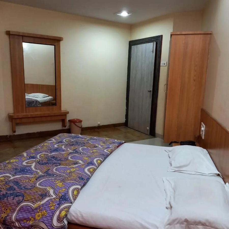 Sharan Hotel Shirdi Esterno foto